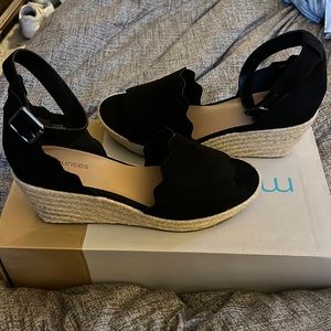 Scalloped Lined Black wedges size 9